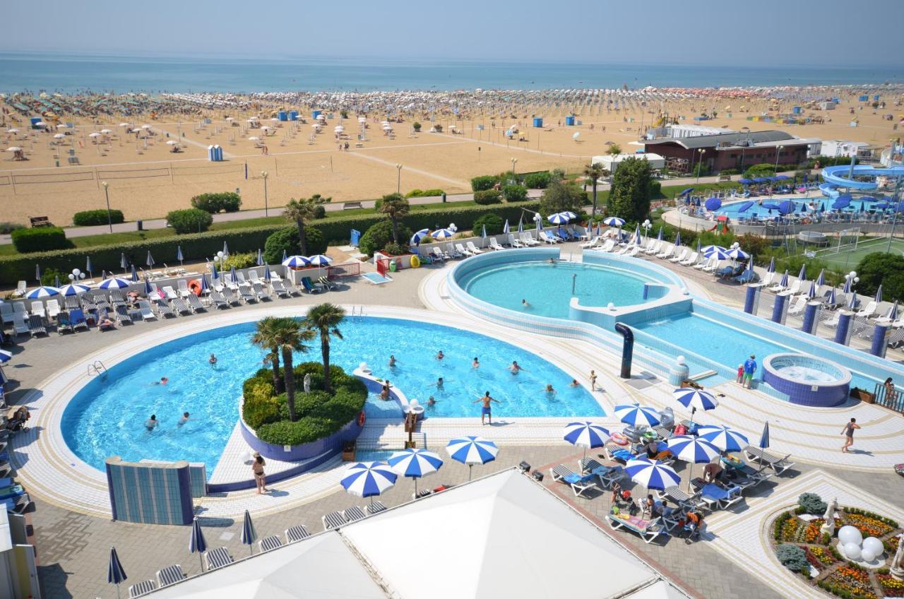 Aparthotel Imperial Bibione Bagian luar foto