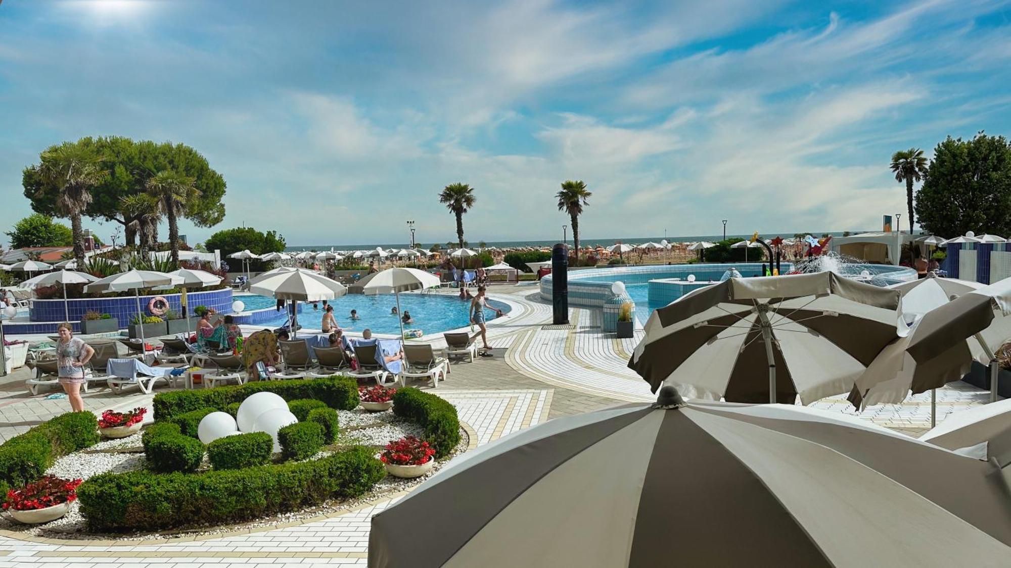Aparthotel Imperial Bibione Bagian luar foto
